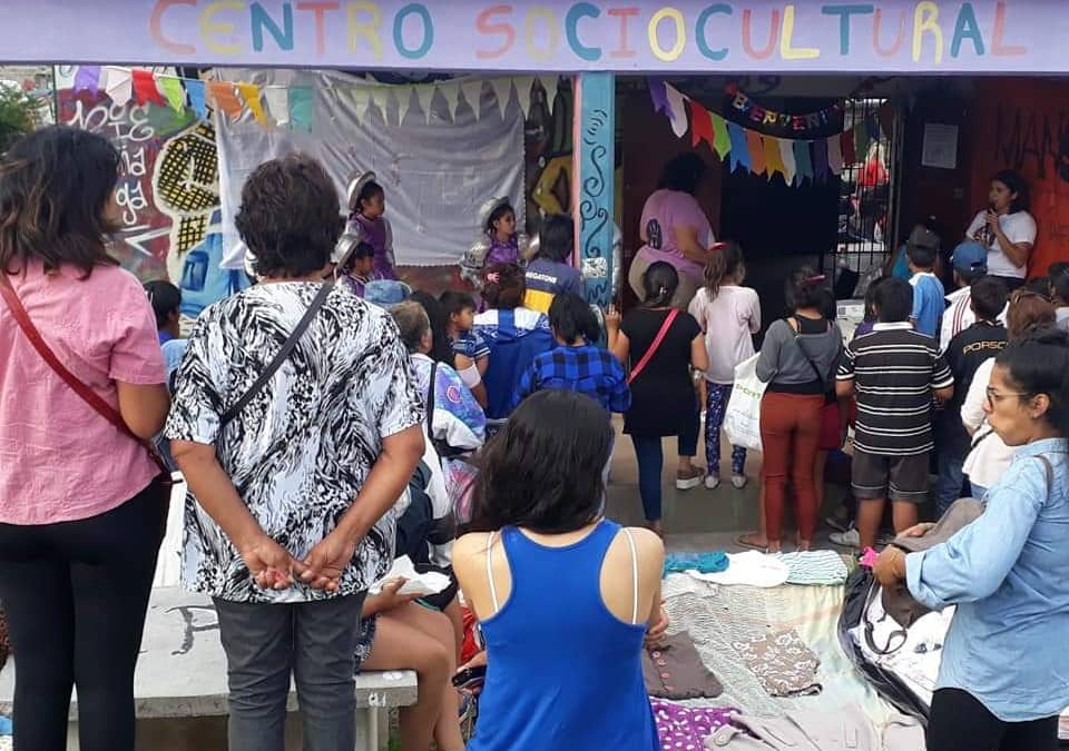 El Centro socio-cultural de MANOS Explota